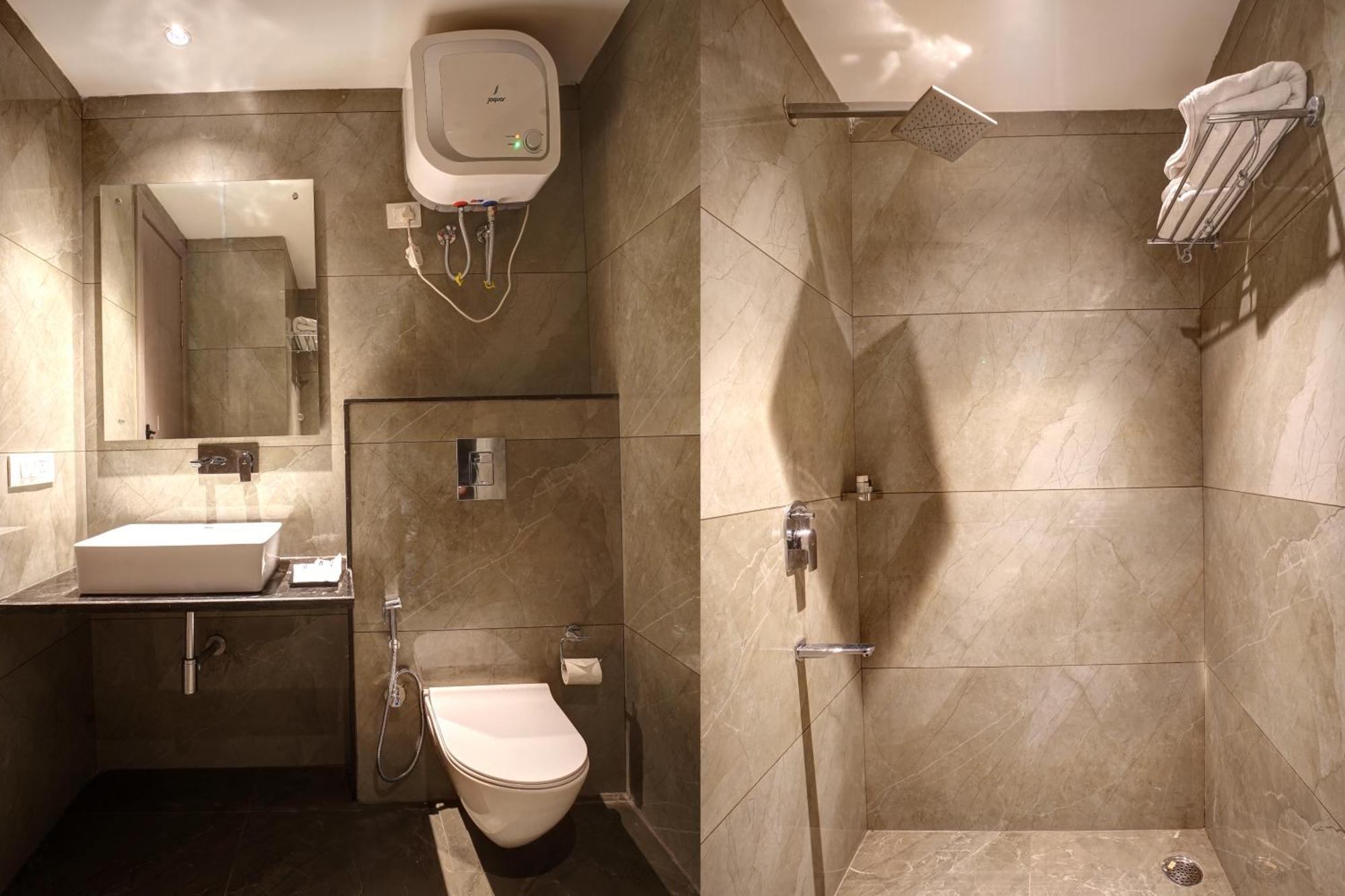 Iva Premium Delhi Airport With Airport Drop Hotel Ню Делхи Екстериор снимка