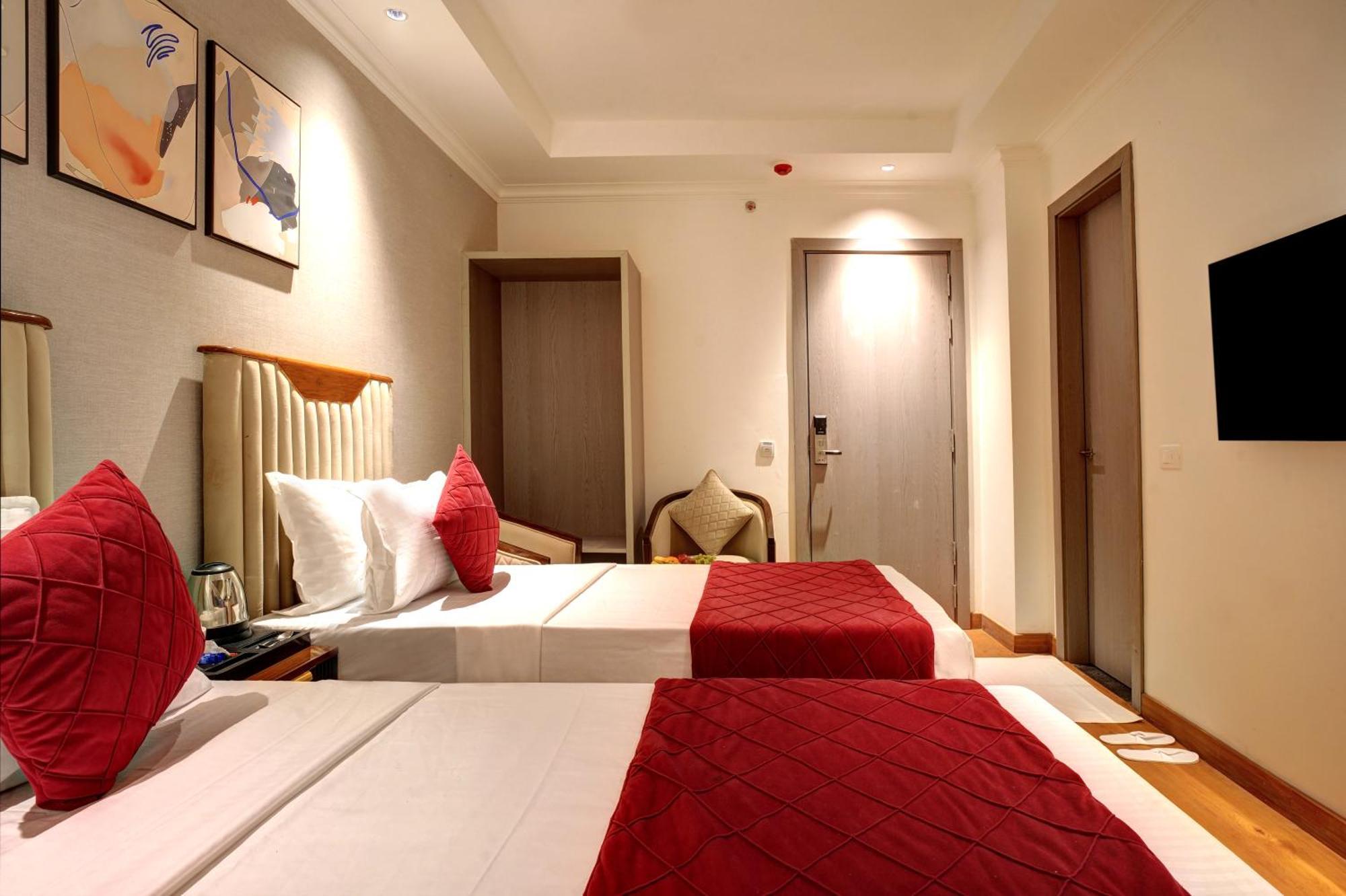Iva Premium Delhi Airport With Airport Drop Hotel Ню Делхи Екстериор снимка