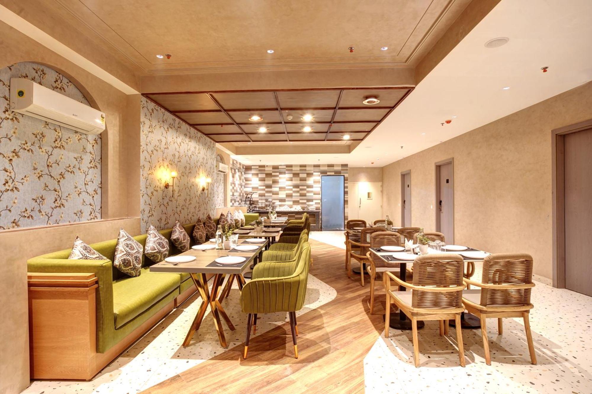Iva Premium Delhi Airport With Airport Drop Hotel Ню Делхи Екстериор снимка