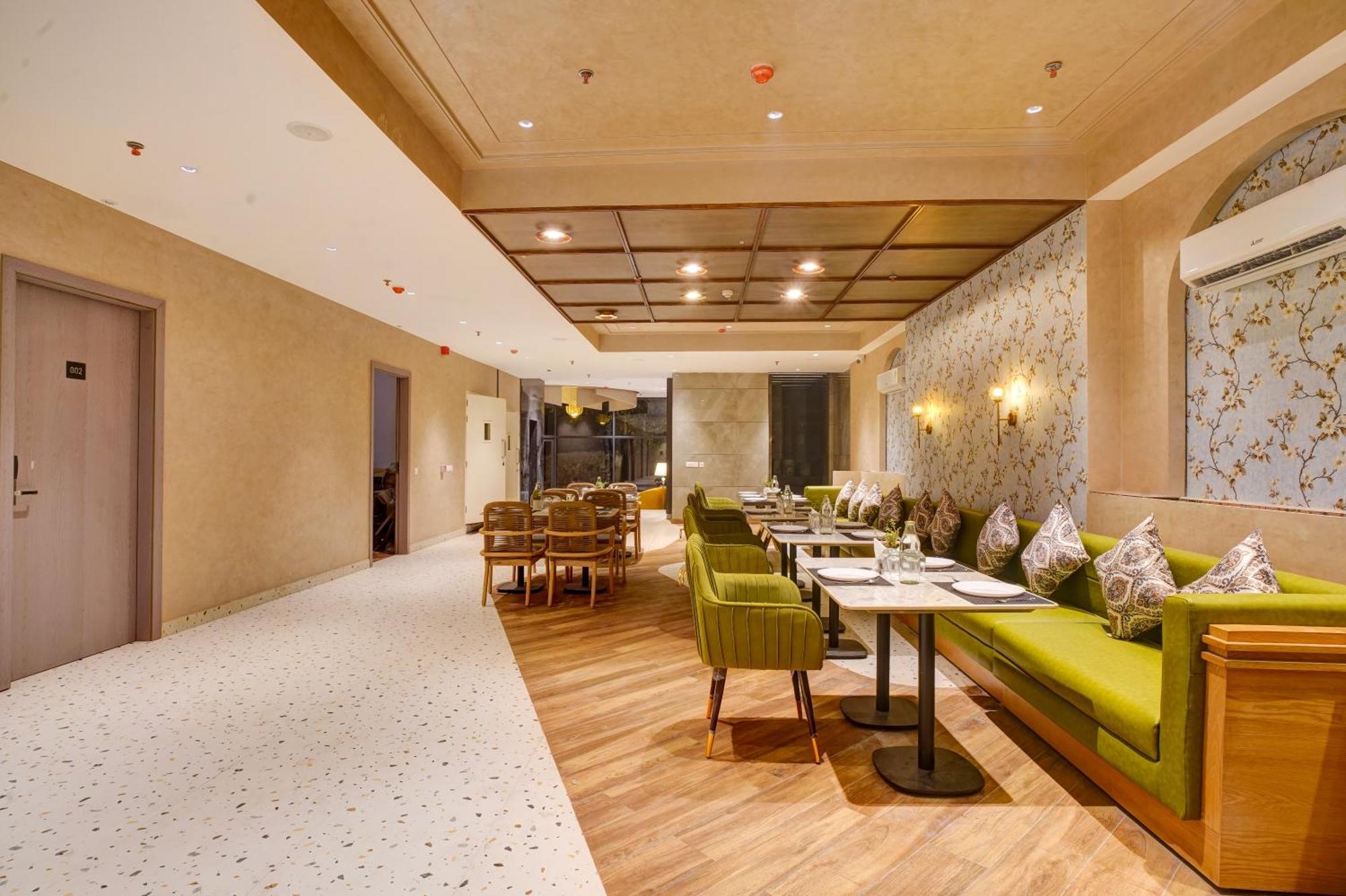 Iva Premium Delhi Airport With Airport Drop Hotel Ню Делхи Екстериор снимка