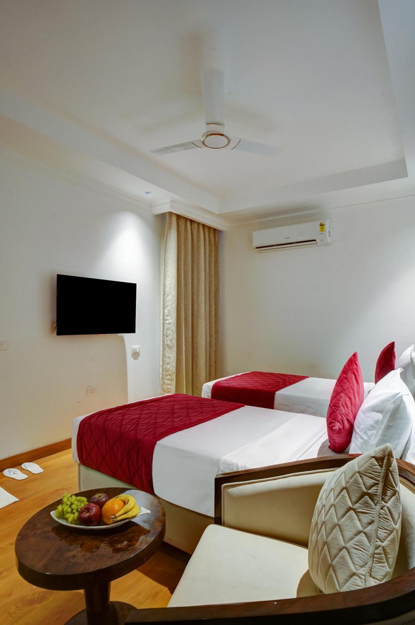 Iva Premium Delhi Airport With Airport Drop Hotel Ню Делхи Екстериор снимка