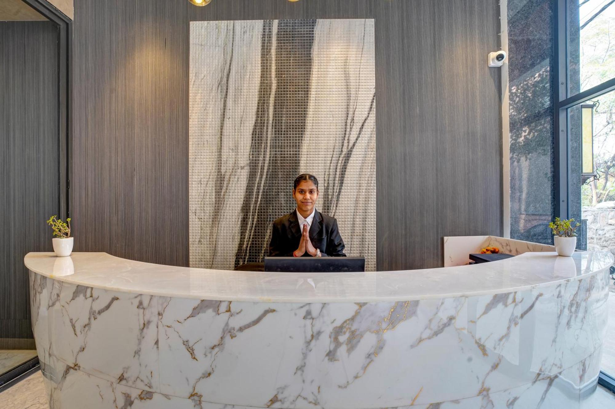 Iva Premium Delhi Airport With Airport Drop Hotel Ню Делхи Екстериор снимка
