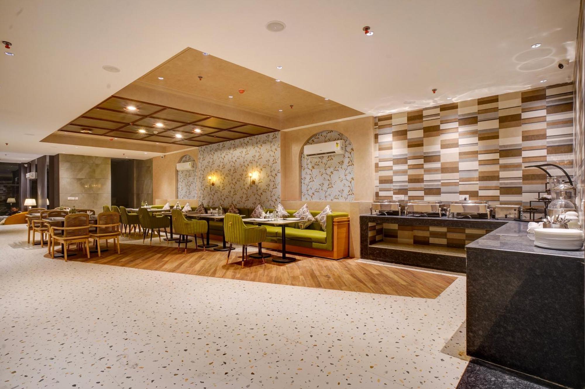Iva Premium Delhi Airport With Airport Drop Hotel Ню Делхи Екстериор снимка